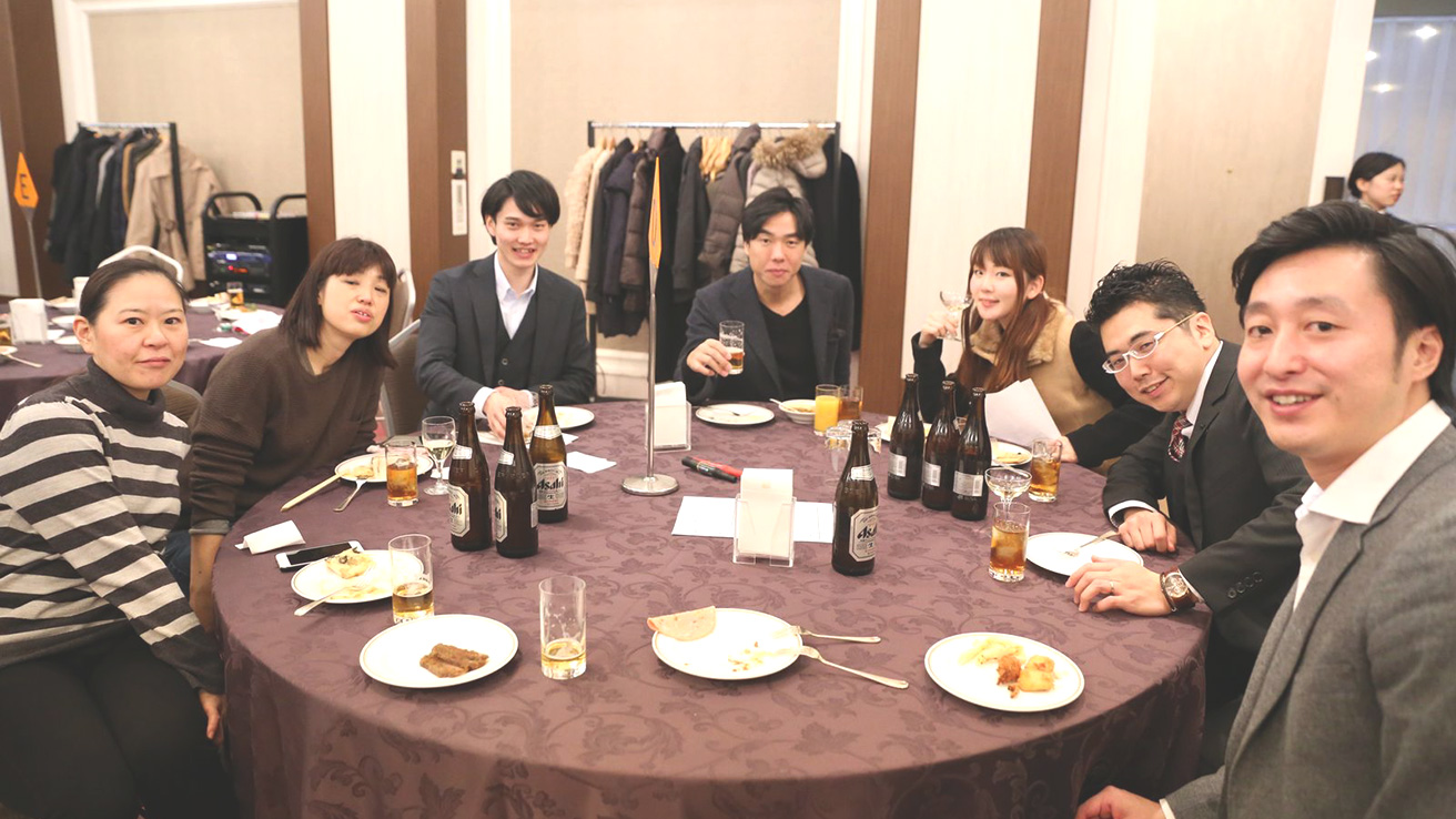 店舗スタッフも参加した賑やかな忘年会